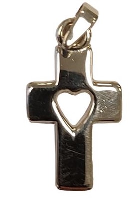 Croix en argent avec coeur découpé