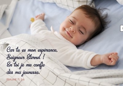 Carte postale naissance avec verset bébé souriant dans son sommeil