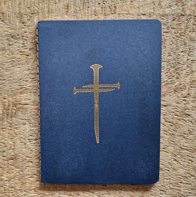 Petit carnet bleu avec croix