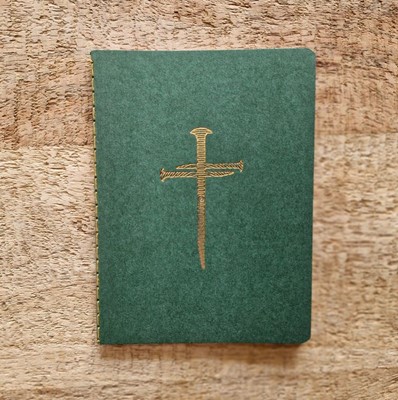 Petit carnet vert avec croix