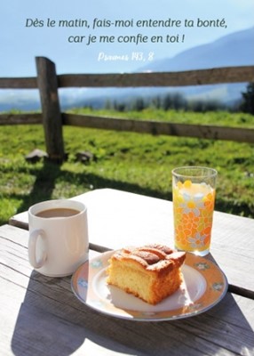 Carte postale avec verset petit déjeuner sur une table devant montagne