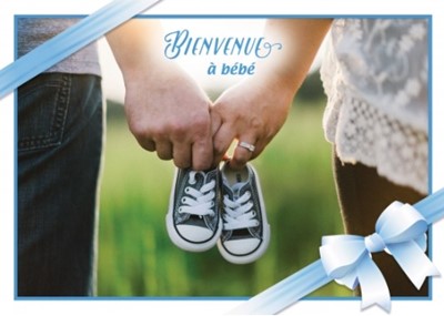 Carte double naissance mains tenant des chaussures de bébé
