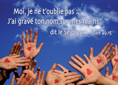 Mini carte coeur sur des mains