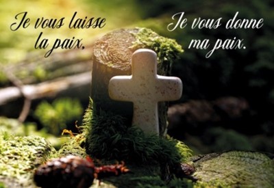 Mini carte pâques petite croix en pierre posée dans la forêt