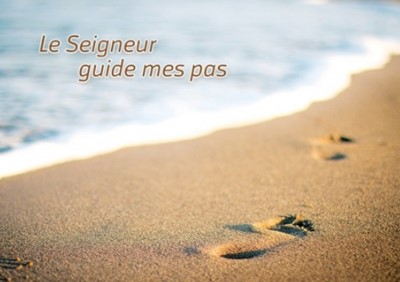 Mini carte pas dans le sable sur la plage