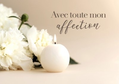 Carte postale condoléances bougie et fleurs blanches sur une table