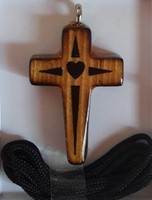 Croix en bois vernis