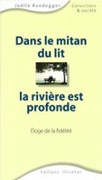 Dans le mitan du lit la rivière est profonde