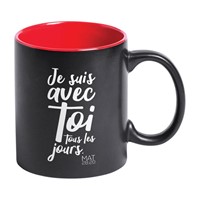 Mug noir et rouge avec le texte 