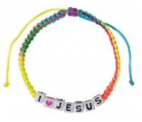 Bracelet en tissu arc-en-ciel tressé avec de 7 mini dés et le texte : I love Jésus.