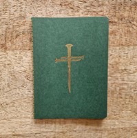 Petit carnet vert avec croix