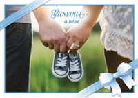 Carte double naissance mains tenant des chaussures de bébé