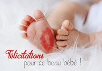 Carte double naissance pieds de bébé avec marque de bisou