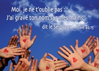 Mini carte coeur sur des mains