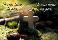 Mini carte pâques petite croix en pierre posée dans la forêt