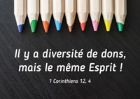 Mini carte crayons de toutes les couleurs sur une table