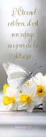 Marque-pages papillon posé sur des fleurs blanches et jaune