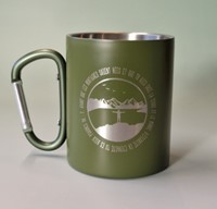 Tasse métallique verte avec anse mousqueton