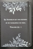 Carnet A5 à couverture rigide noire à fleurs avec fermeture élastique et marque-pages