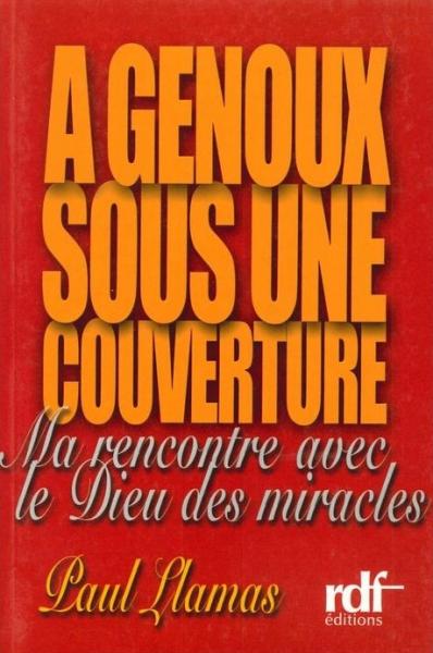 A genoux sous une couverture