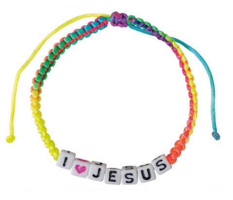 Bracelet en tissu arc-en-ciel tressé avec de 7 mini dés et le texte : I love Jésus.