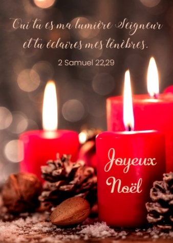 Carte postale Joyeux Noël avec verset Bougies rouges et pommes de pin