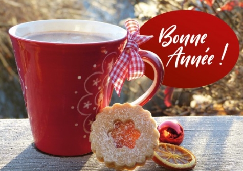 Carte postale bonne année tasse et gâteaux sur un rebord