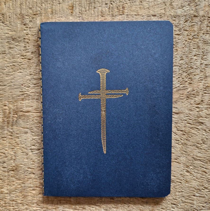 Petit carnet bleu avec croix