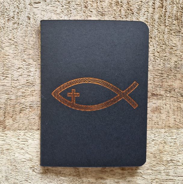Petit carnet noir avec ichtus