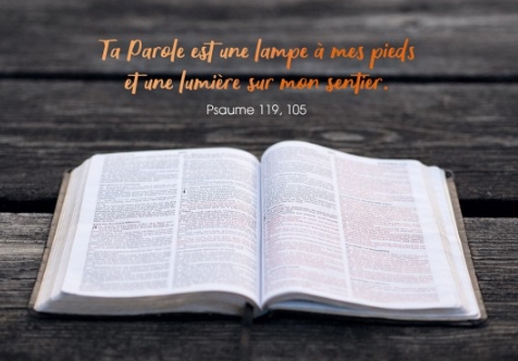 Carte postale avec verset Bible ouverte sur une table