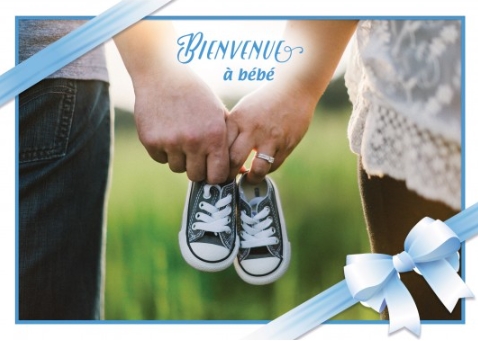 Carte double naissance mains tenant des chaussures de bébé