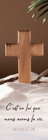 Marque-pages croix en bois sur du sable