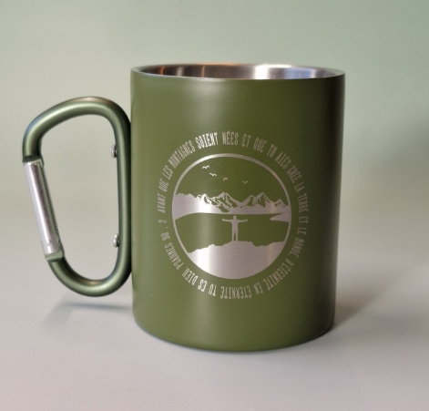 Tasse métallique verte avec anse mousqueton