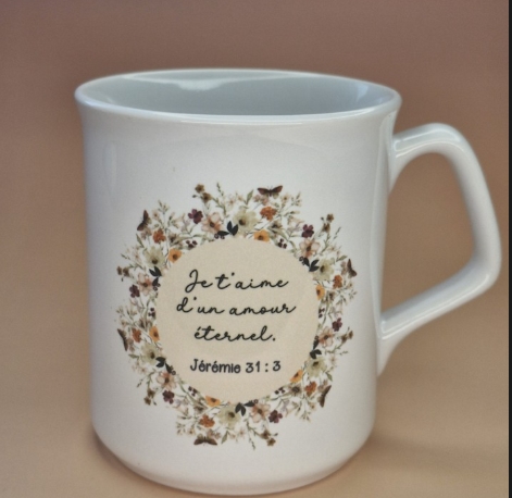 Tasse brillante blanche couronne de fleurs
