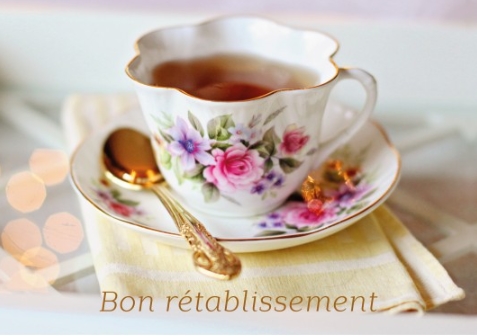 Carte postale tasse de thé sur un plateau