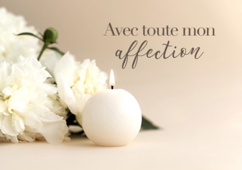 Carte postale condoléances bougie et fleurs blanches sur une table
