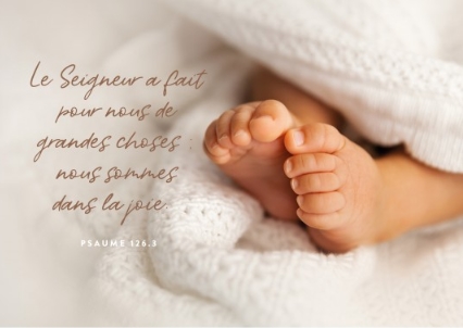 Carte postale naissance avec verset pieds de bébé sous une couverture blanche